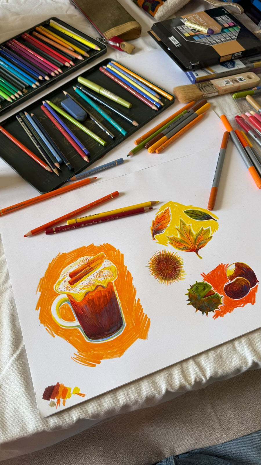 Chocolat chaud, feuilles et châtaignes dessinés au crayon de couleur par Aurore Bay