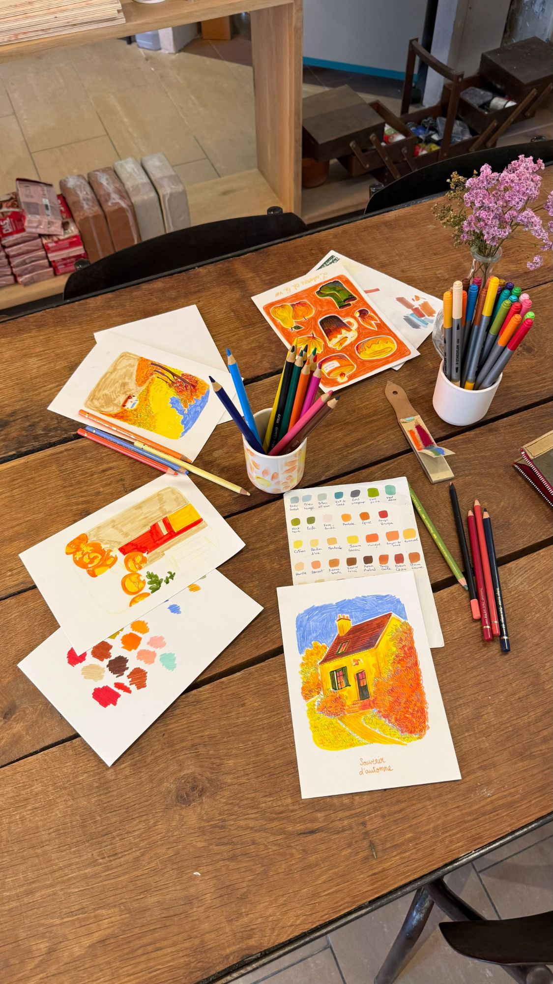 Illustrations d'automne d'Aurore Bay au crayon de couleur et au feutre, sur une table de KANO