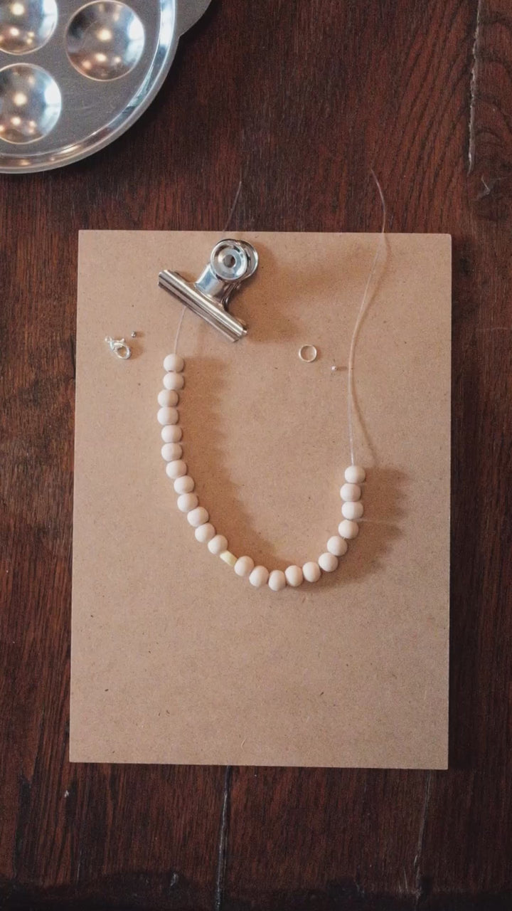 Fermer un bracelet de perles avec un fermoir et une perle à écraser